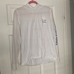 Vineyard Vines white pullover tee. Size large. Has a good. Super comfy.
